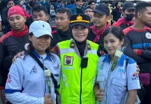 Polwan Negosiator Polda Jateng Bagikan Bunga ke Buruh di Jalan Pahlawan