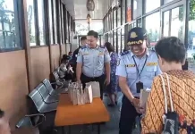 Trans Semarang Bagikan Ratusan Paket Susu Gratis di Beberapa Halte