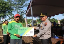 Polres Purworejo Tanam Jagung dan Serahkan BPJS kepada Petani