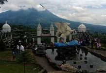 Akses Jalan Berliku Tak Surutkan Kunjungan Wisatawan ke Negeri Kahyangan