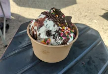 Menikmati Ramainya Toping di Satu Cup Es Krim