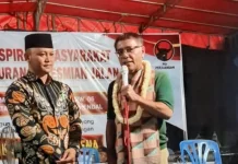 Resmikan Jalan Desa, Samuel Wattimena Tekankan Penguatan SDM dan Literasi