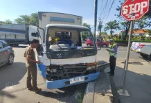 Hindari Sepeda Motor, Mobil Boks Tabrak Trotoar di Alun-alun Kendal