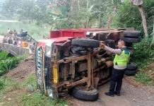 Tak Kuat Tanjakan Kalipancur, Truk Dump Pembawa Material Terguling