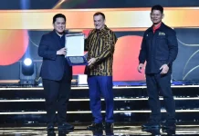 Menpora Dapat Penghargaan dari President UTS dan AIMS Stephan Fox
