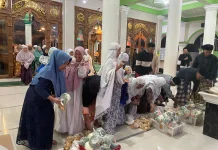 Masjid Baiturrohim Kiringan Tiap Jumat Bagi-bagi Paket Sayuran dan Makan Gratis
