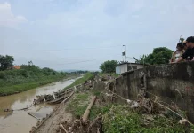 Jembatan Sungai Waridin Roboh Diterjang Banjir