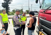 Satlantas Polres Batang Tertibkan Truk Sumbu Tiga di Exit Tol Kandeman