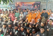 Melintas di Genuk Kota Semarang, Puluhan Bhikku Thudong Dapat Pengawalan Polisi