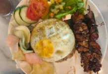 Cara Membuat Nasi Goreng Jawa dengan Sate Ayam dan Telur Mata Sapi Ala Rumahan