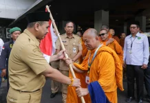 Jalan Kaki 250 Km, Bikkhu Thudong Temui Taj Yasin Bawa Pesan Damai