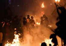Perang Obor Menyala, Ribuan Warga Padati Tradisi Sedekah Bumi Jepara