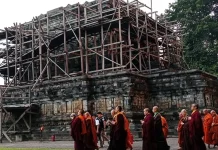 Sehari Menjelang Waisak, Umat dan Dewan Sangha Sakralkan Air Suci di Candi Mendut