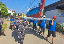 Anggota TNI AL Banyutowo Turut Meriahkan Tradisi Sedekah Laut Pati