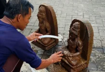 Tim Pemugar Candi Losari Temukan 2 Arca Dewa Surya dan Peripih Berisi Logam Emas