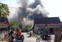 Diduga Korsleting Listrik, Rumah Warga di Rembang Ludes Terbakar