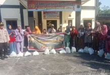 Sambut Hari Jadi Polri, Polsek Brati Salurkan Paket Sembako untuk Lansia - Janda