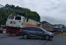 KAI Daop 4 Semarang Sayangkan Aksi Mobil MPV Terobos Palang Pintu