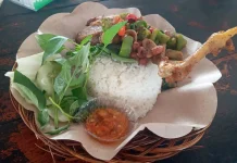 Nikmatnya Bebek Penyet Lengkap dengan Lalapan