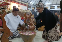 Jamasan Kyai Tombak Abirawa Warnai Malam Satu Suro di Batang