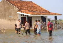 Terisolasi di Tengah Rob, Lansia di Kendal Dapat Bantuan Kapolres
