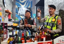 Polres Demak Sita 56 Botol Miras dan Tiga Galon Bahan Oplosan Es Moni
