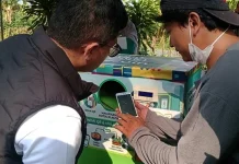 Tenaga Kebersihan Kampung Ciptakan Alat Pengubah Sampah Botol Jadi Uang