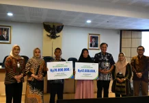 Dua Ahli Waris Pekerja Rentan Terima Santunan Jaminan Sosial dari DBHCHT Jateng