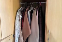 Tips Menyusun Pakaian di Gantungan Baju agar Hemat