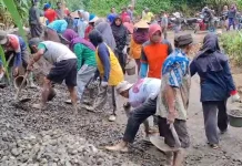 Jalan Rusak Tak Kunjung Diperbaiki, Warga Petungkon Patungan Cor Jalan Kabupaten