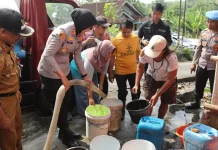 Dampak Kemarau, Polres Semarang Berikan Bantuan Air Bersih ke Warga Kalisari
