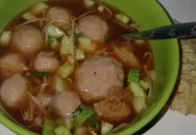 Menikmati Semangkuk Bakso Hangat di tengah Cuaca Dingin