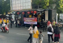 Gandeng Klentheng, Polresta Pati Bagikan Makan Gratis