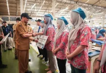 Luthfi Salurkan BLT Cukai Tembakau untuk 85 Ribu Pekerja