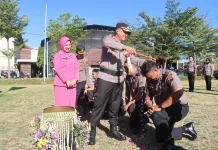 Tradisi Siram Air Bunga Warnai Kenaikan Pangkat 74 Personel Polres Demak