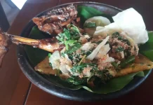Lezatnya Ayam Bakar Manis Berpadu dengan Gudangan Gurih
