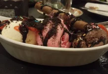 Segarnya Es Krim Dingin dengan Topping Astor Cokelat