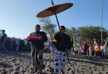 Ribuan Warga Padati Pantai Dewa Ruci Purworejo, Ikuti Sedekah Laut Merti Jaladri
