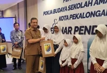 Ratusan Anak Yatim dan Keluarga Rentan Terima Seragam Sekolah Gratis
