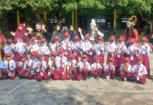 MPLS Unik, Guru SD 5 Karangbener Berkostum Wayang untuk Hibur Siswa Baru