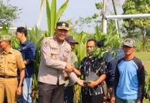 Hijaukan Desa Tunggulsari, Polres Kendal Tanam 700 Bibit Tanaman Buah Bareng Warga