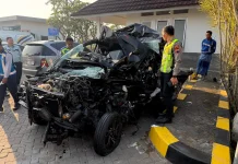 Minibus Tabrak Truk di Tol Bawen-Salatiga, Satu Orang Luka Berat