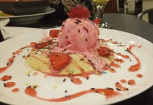 Nagihnya Pancake dengan Es Krim dan Buah Stroberi