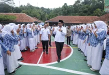 Tinjau MPLS, Wagub Pastikan Kebutuhan Guru di SMAN 1 Dayeuhluhur Terpenuhi