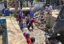 Saluran Irigasi Tersumbat Sampah, Petani Pekalongan Bergerak Cegah Gagal Panen