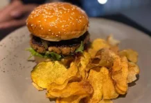 Cocoknya Beef Burger dengan Pendamping Keripik Kentang