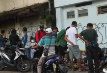 Lapak Barang Antik di Kota Lama Semarang Ramai Disebu Pembeli