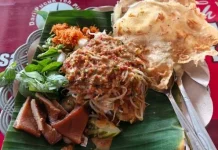 Jeroan dan Peyek Sebagai Lauk Andalan Lontong Pecel