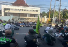 Desak Pansus, Massa Aliansi Purworejo Kepung DPRD: Jangan Lindungi Koruptor