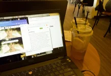 Segelas Minuman Mampu Temani Aktivitas Menulis